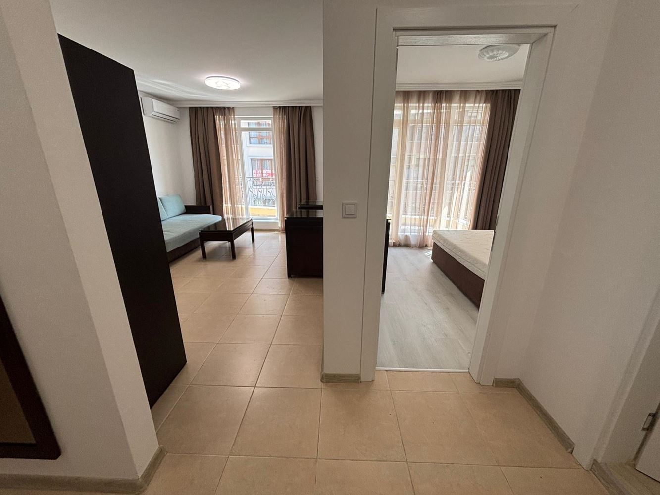 Prostorný apartmán s jednou ložnicí v Ravdě, 200 m od pláže – bez poplatku za údržbu a připravený k nastěhování