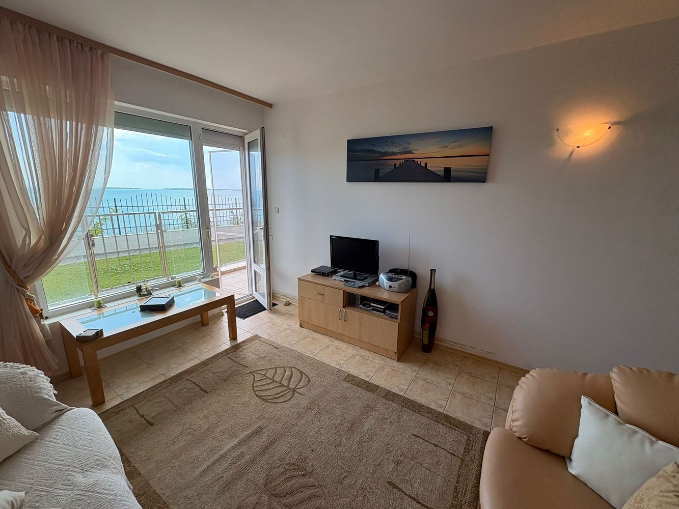 2pokojový apartmán s přímým výhledem na moře ve Svatém Vlasu – komfort, klid a resortový životní styl