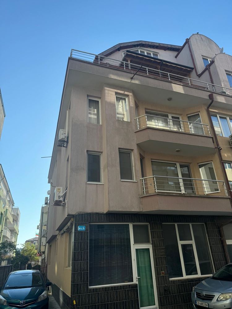 Jedinečný dvoupokojový apartmán v samém centru Pomorie – pouhých 100 metrů od pláže!