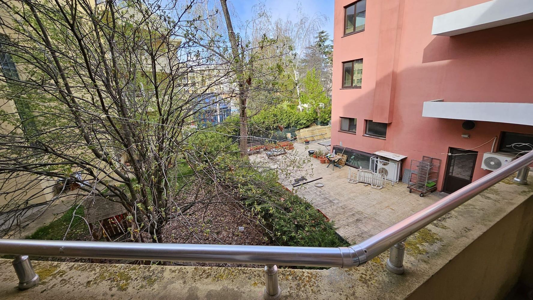 Byt s jednou ložnicí 200 m od pláže ve Slunečném pobřeží – skvělá poloha a investiční potenciál