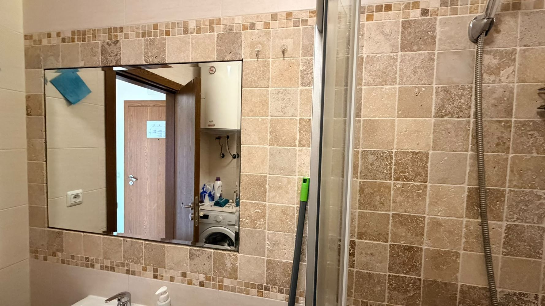 Dvouložnicový apartmán s panoramatickým výhledem, jen krok od moře v Ravdě