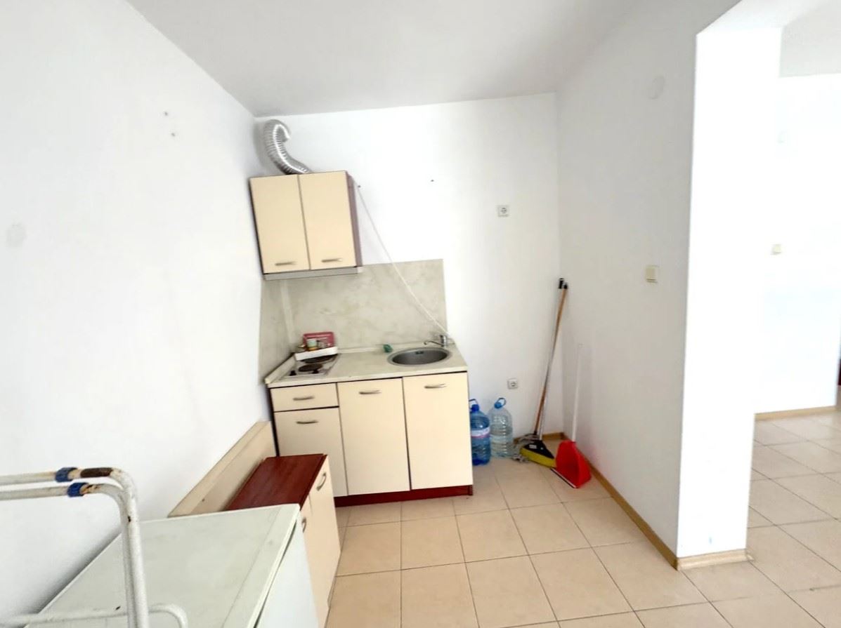 Apartmán s jednou ložnicí 300 metrů od pláže v Slunečném pobřeží – skvělá příležitost k rekonstrukci a investici