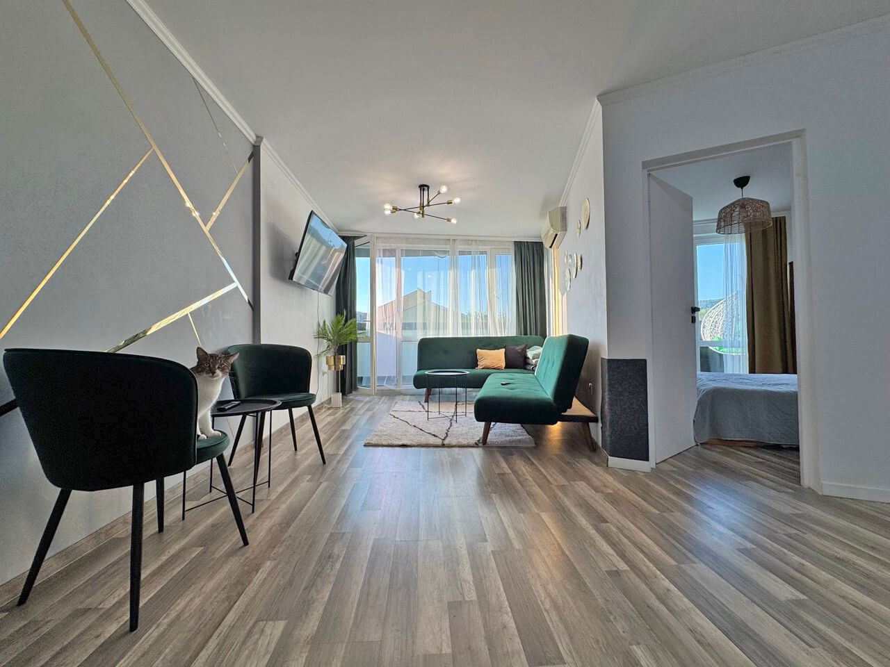 Apartmán s moderním vybavením a velkou terasou 200 m od pláže ve Slunečném pobřeží