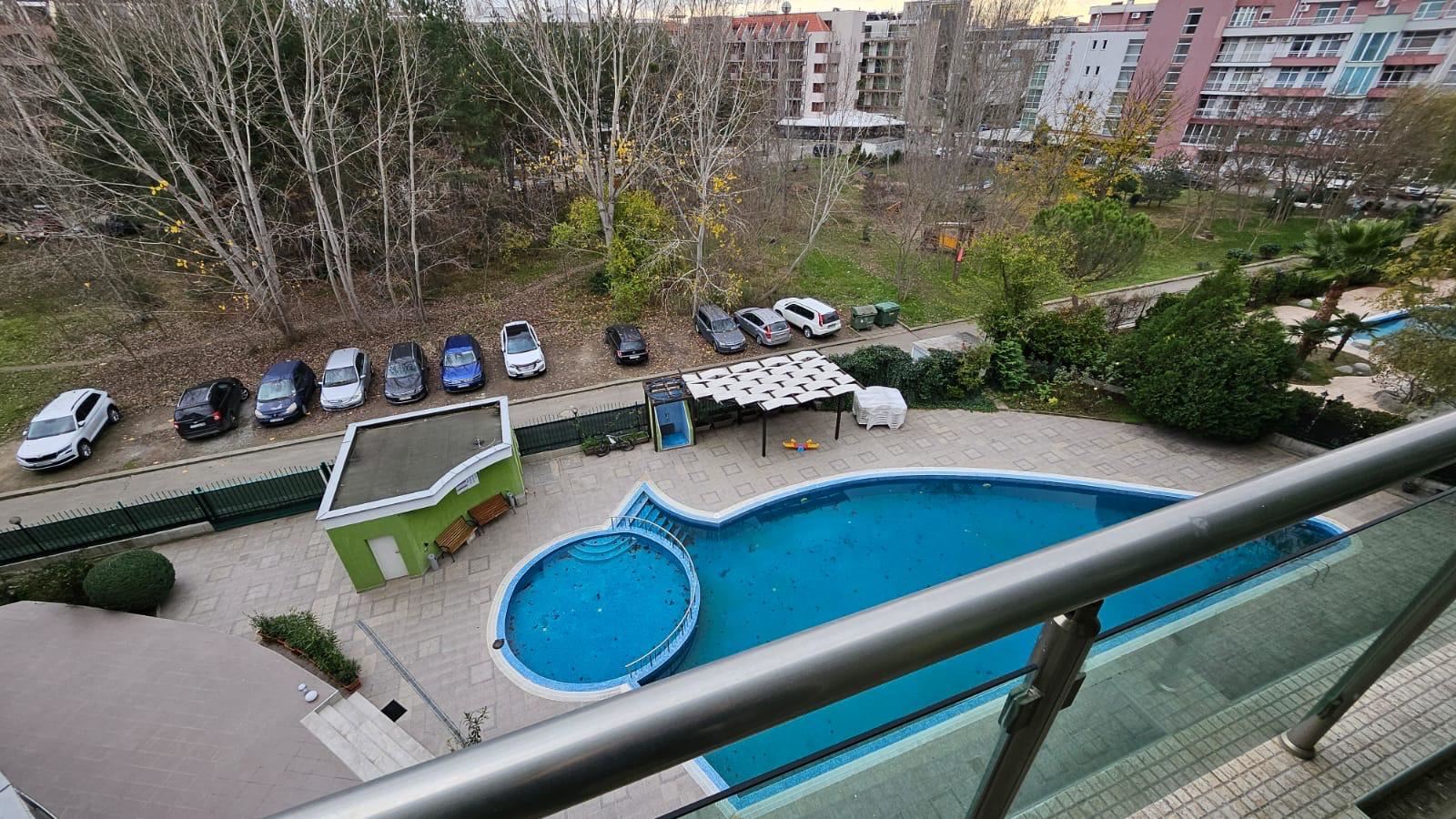 Prostorný apartmán s jednou ložnicí v moderním komplexu v srdci Slunečného pobřeží – skvělá investice a připraven k nastěhování
