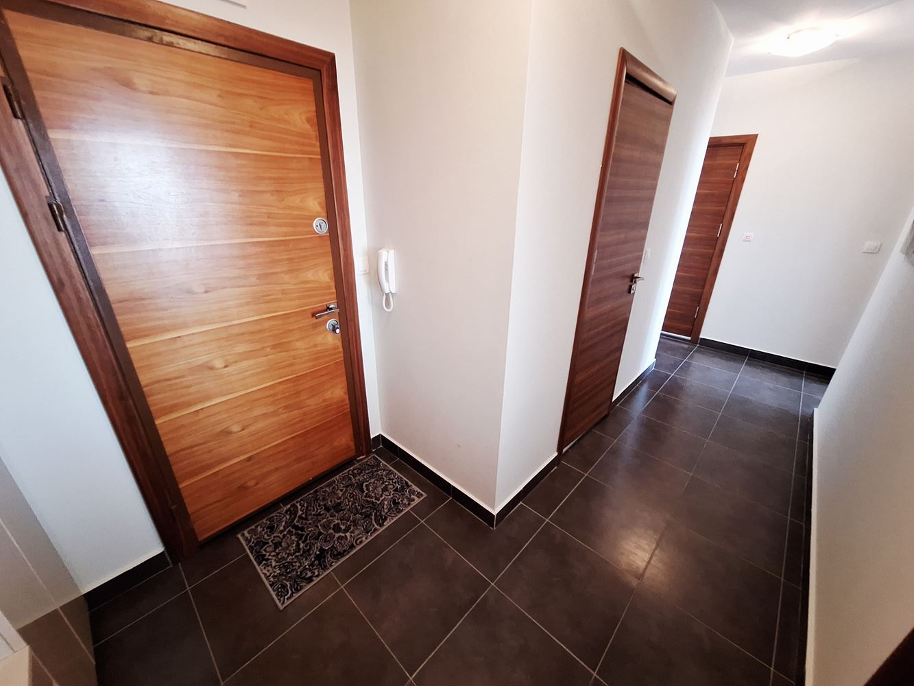 Prostorný apartmán se dvěma ložnicemi a parkovacím místem 200 metrů od moře ve Sveti Vlas