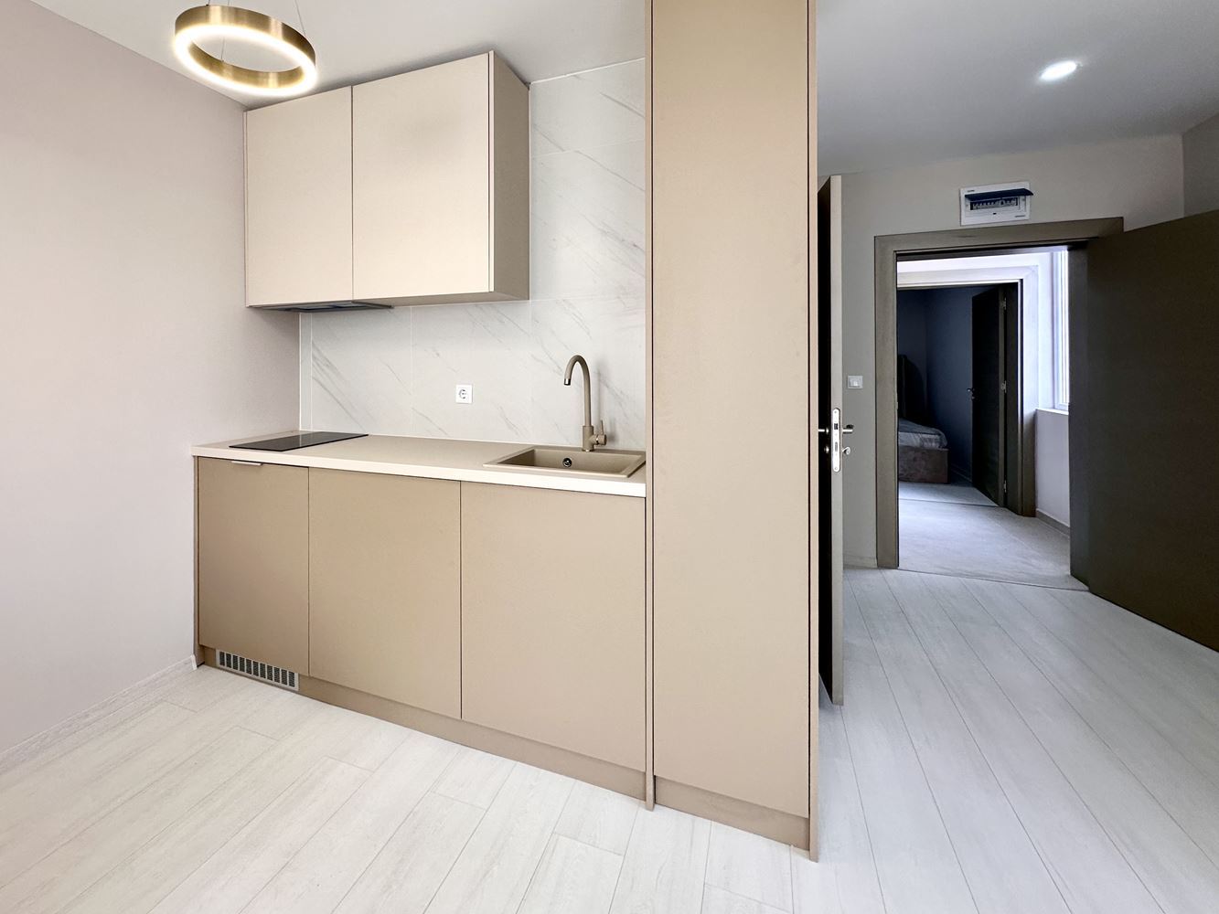 Útulný byt s jednou ložnicí s výhledem na bazén a zeleň ve Slunečném pobřeží – připraven k užívání