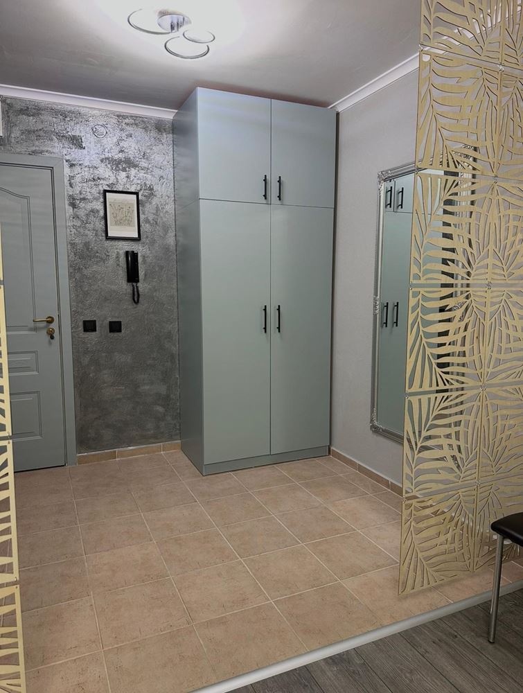 Dvouložnicový apartmán s částečným výhledem na moře v Sveti Vlas – zařízený, po rekonstrukci, v luxusním uzavřeném komplexu