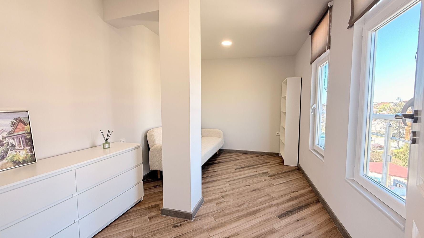 Luxusní apartmán se třemi ložnicemi na první linii v Ravdě – prostor, prestiž a úchvatné mořské panorama