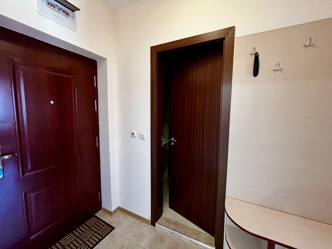 Mořský komfort a klid v blízkosti Nesebaru! Zařízený apartmán s jednou ložnicí s výhledem na bazén v luxusním uzavřeném komplexu