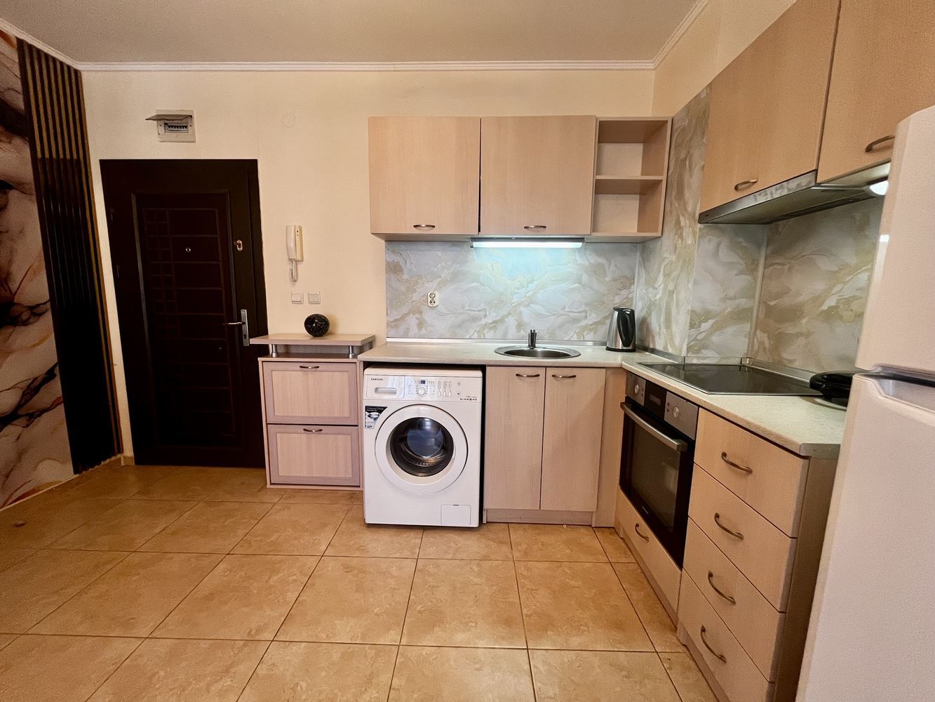 Prostorný apartmán se dvěma ložnicemi v Nesebaru – kompletně zařízený a připravený k nastěhování
