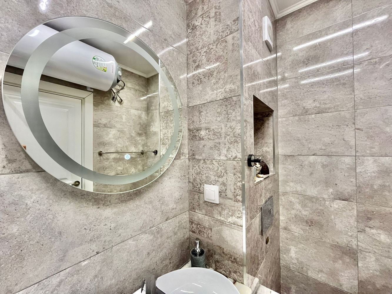 Luxusní apartmán se dvěma ložnicemi na dvou úrovních v srdci Ravdy – novostavba s bazénem a prémiovým komfortem