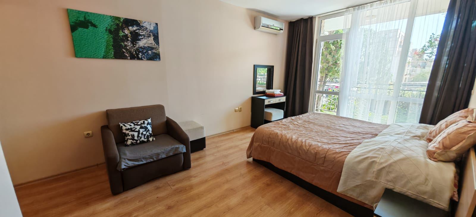 Skvělá příležitost ve Sveti Vlas – zařízený prostorný apartmán s jednou ložnicí blízko pláže