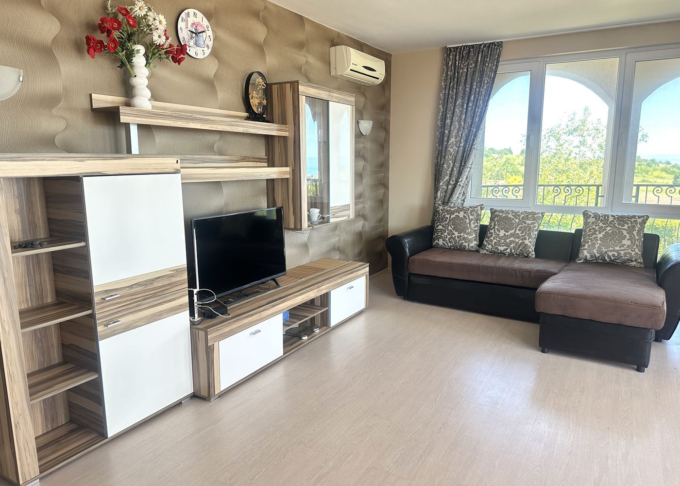Prostorný apartmán s jednou ložnicí a panoramatickým výhledem na moře v Černomorci – připravený domov u moře