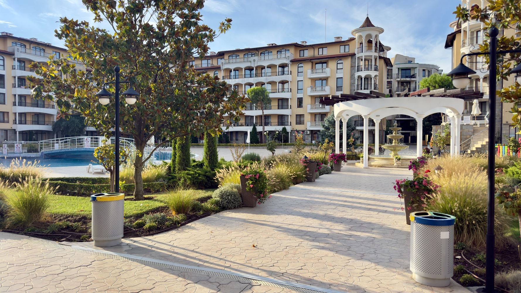 Prostorný apartmán s jednou ložnicí, velkou terasou a výhledem na bazén v Sunny Beach