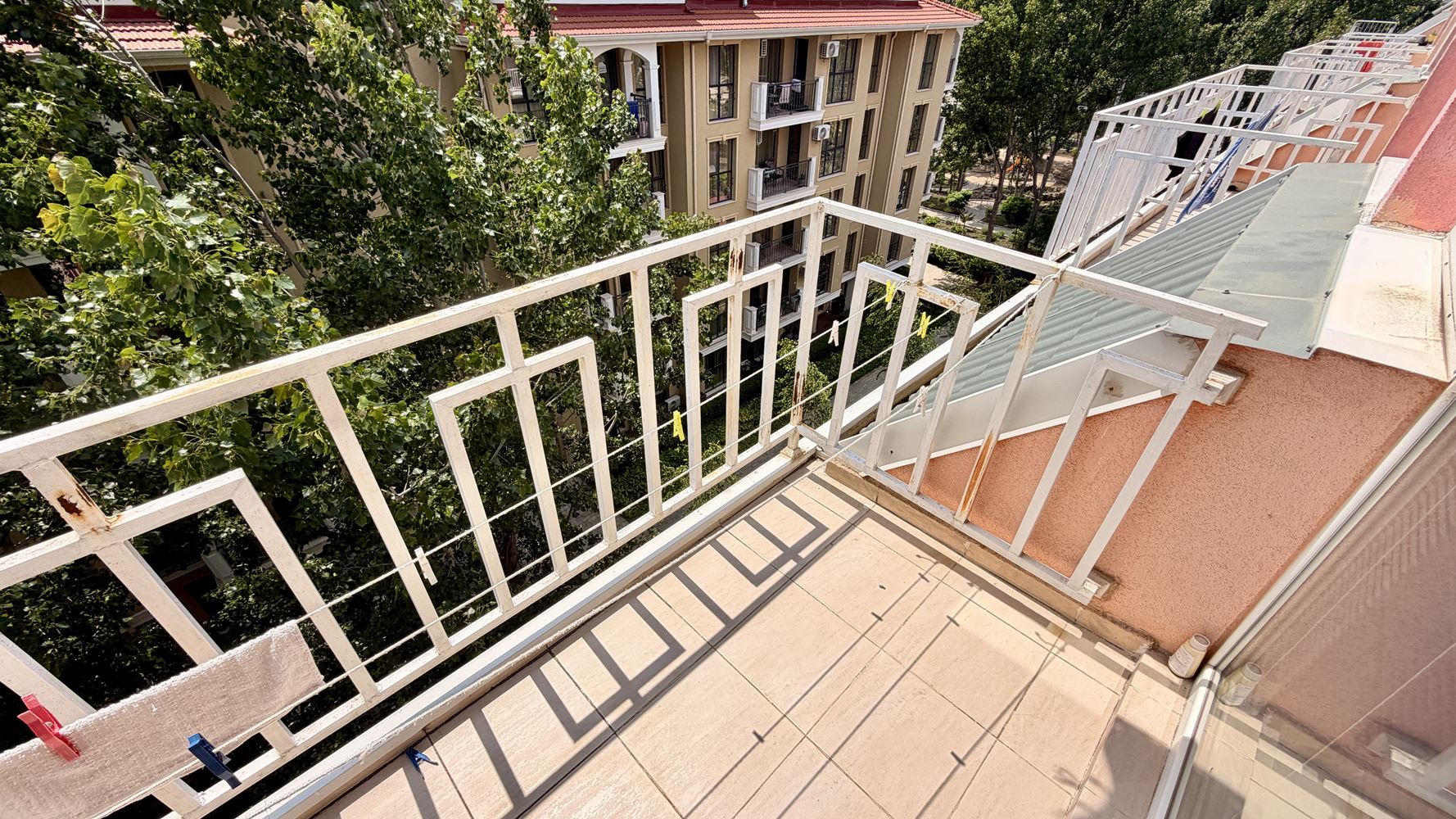 Apartmán s jednou ložnicí v Sunny Beach – klid, zeleň a komfort v srdci letoviska