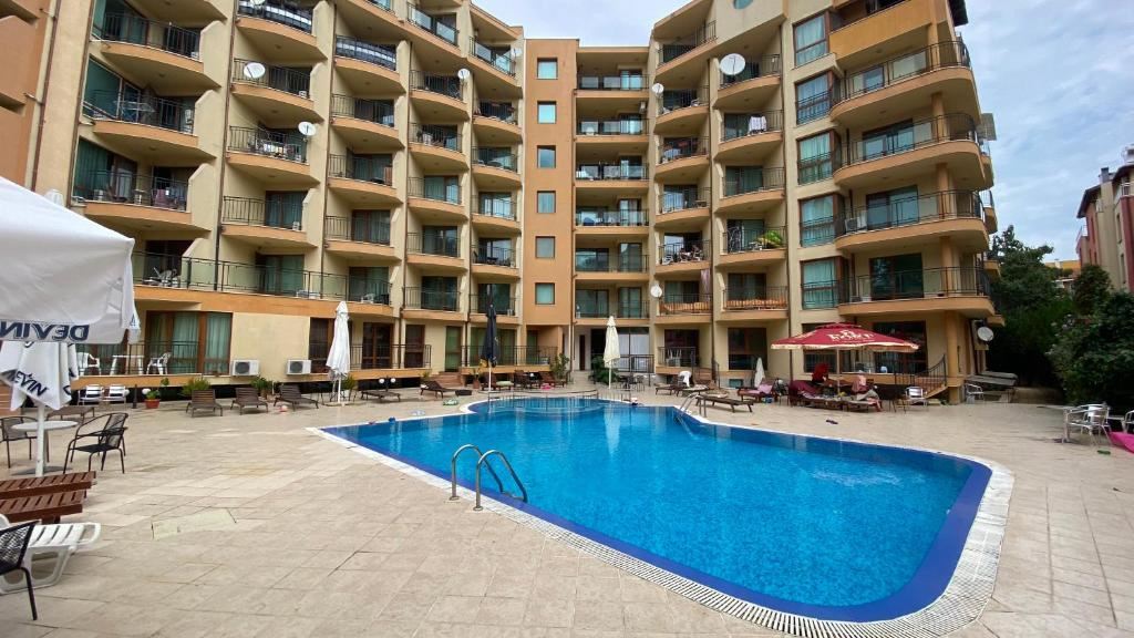 Prostorný apartmán s jednou ložnicí 5 minut od pláže v Slunečném pobřeží – zařízený a připravený k nastěhování