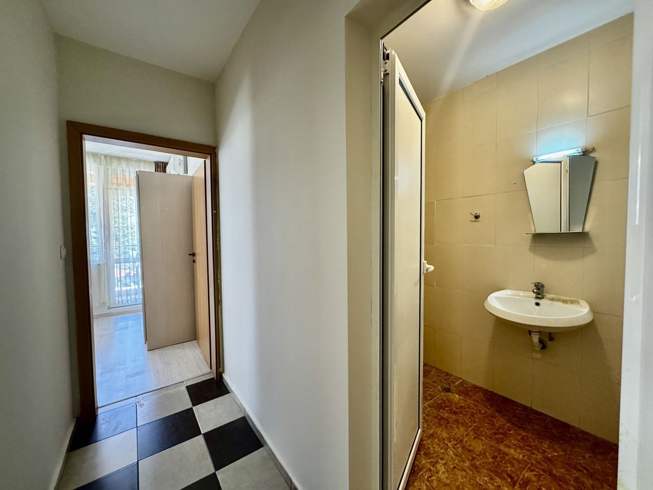 Objevte svůj nový domov u moře - apartmán se dvěma ložnicemi v centrální části Slunečného pobřeží