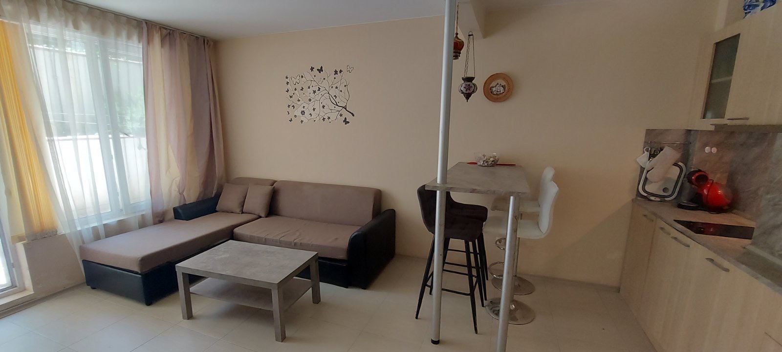Útulný apartmán u moře s prostornou terasou a nízkým poplatkem za údržbu mezi Slunečným pobřežím a Sveti Vlas