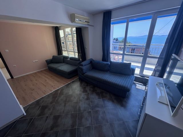 Život v první linii – prostorný byt se třemi ložnicemi s čelním výhledem na moře v Pomorie