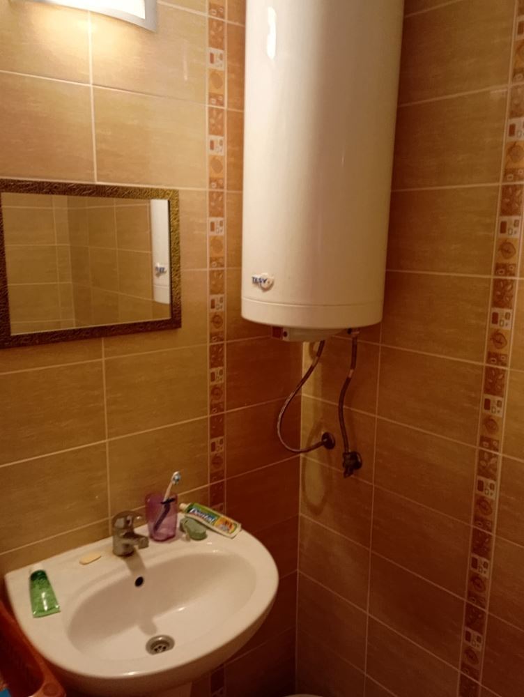 Plně zařízený dvoupokojový apartmán 200 m od pláže v Ravdě – klid, zeleň a komfort v menším komplexu