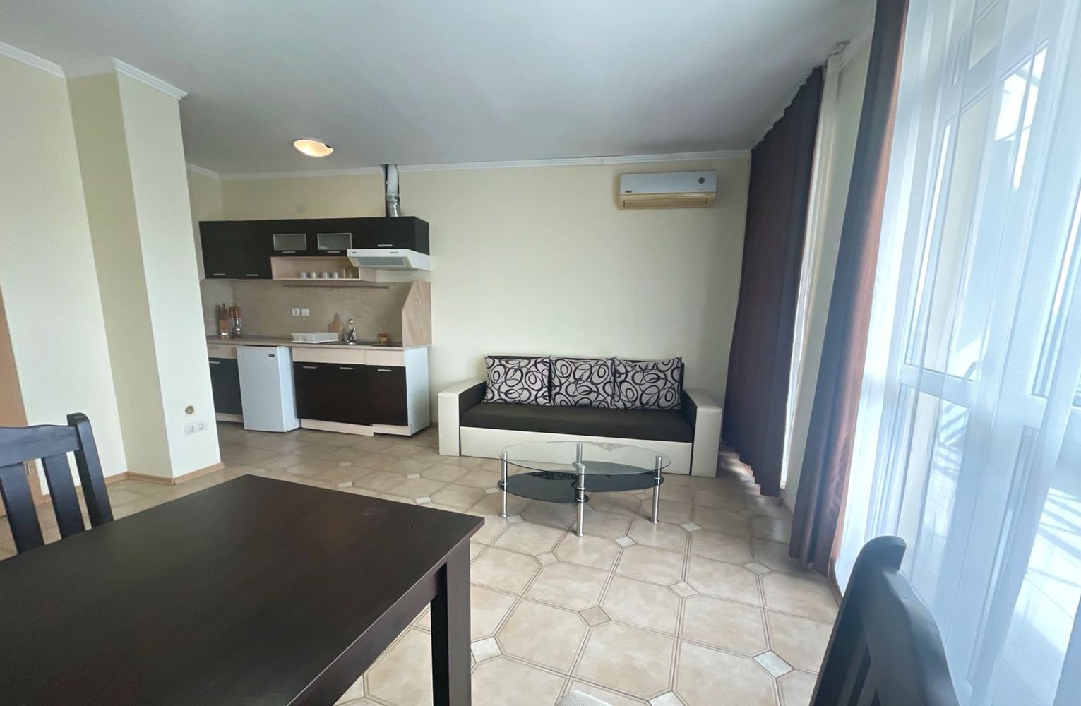 Prostorný apartmán s jednou ložnicí a výhledem na bazén ve Slunečném pobřeží