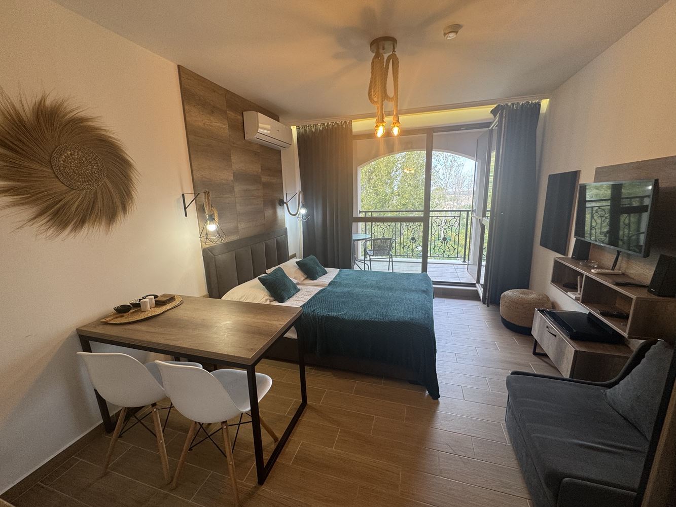 Elegantní studio v luxusním komplexu v srdci Slunečného pobřeží – pohodlí, styl a prestiž