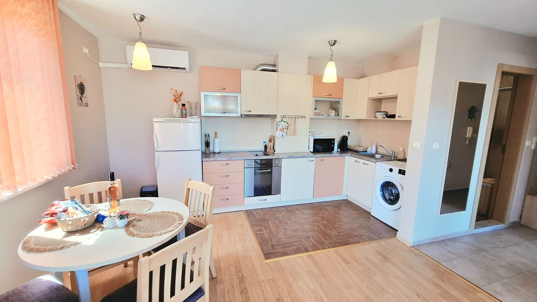 Jen pár kroků od moře – útulný apartmán se dvěma ložnicemi na začátku Svatého Vlasu