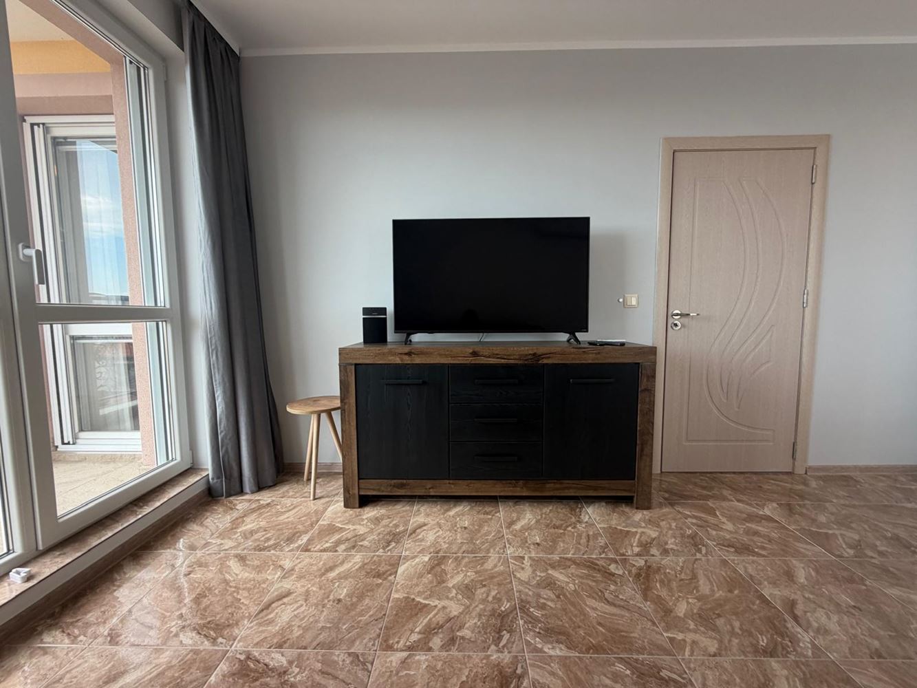 Apartmán se 2 ložnicemi v moderním komplexu s krásným zeleným prostředím v Ravdě