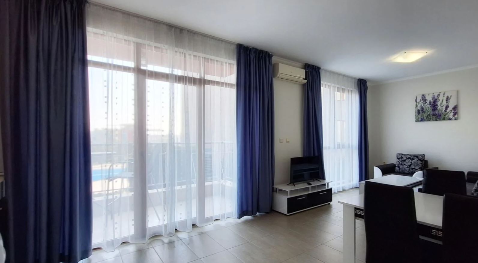 Apartmán s jednou ložnicí v první linii u moře ve Svatém Vlasu – útulná nemovitost s výhledem na bazén a moře
