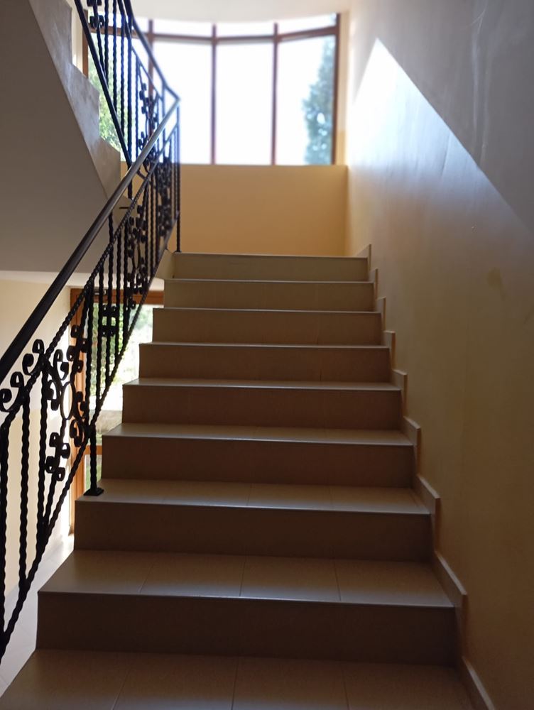 Plně zařízený dvoupokojový apartmán 200 m od pláže v Ravdě – klid, zeleň a komfort v menším komplexu