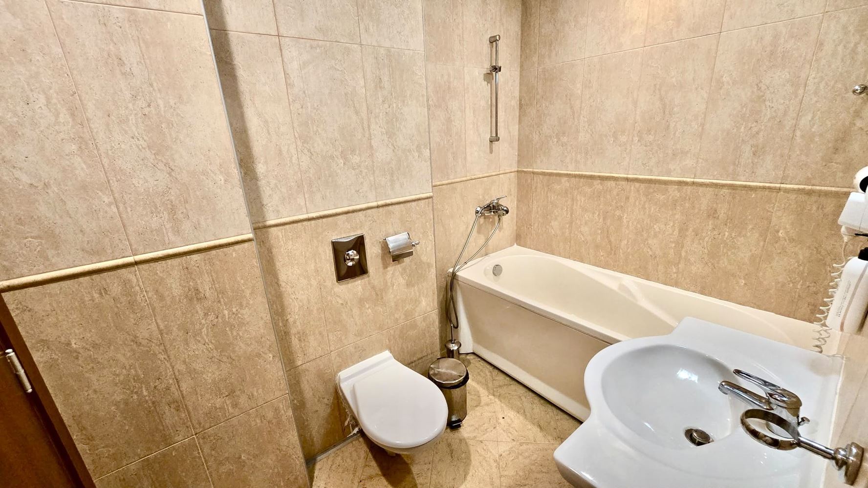 Prostorný apartmán s jednou ložnicí na Slunečním pobřeží – skvělá investice s kompletní dokumentací