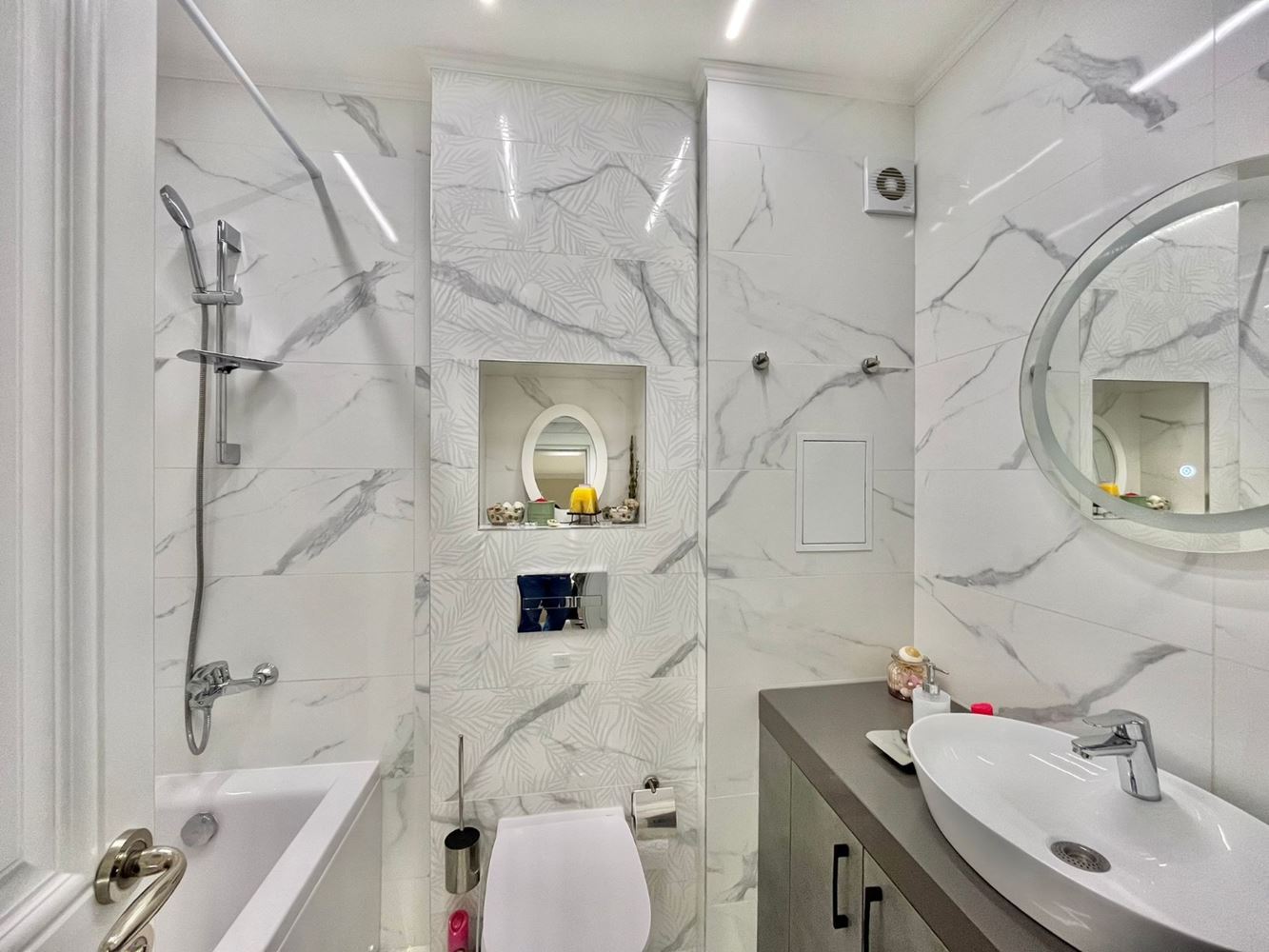 Dvouúrovňový apartmán se dvěma ložnicemi v centru Ravdy – luxus, komfort a vynikající poloha u moře