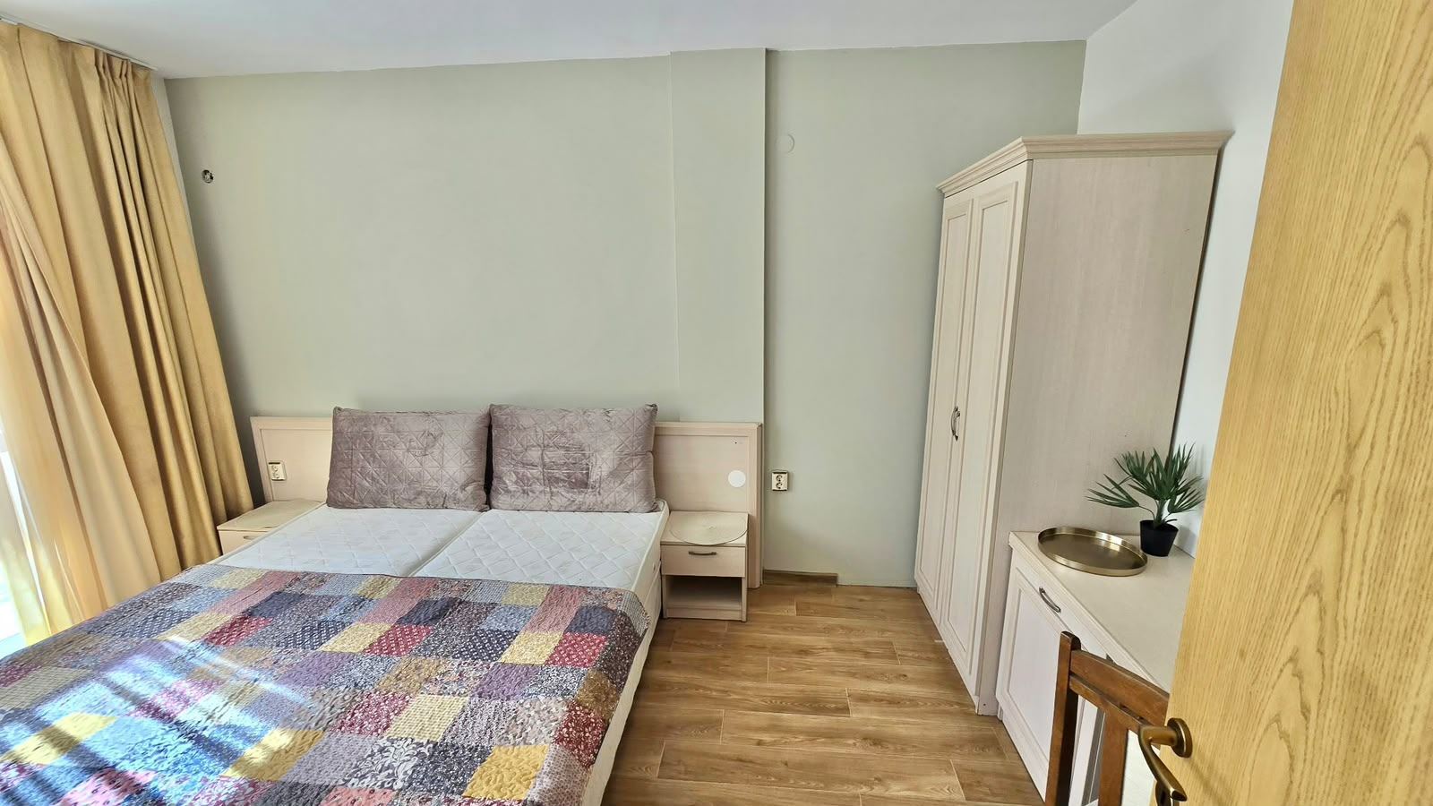 Byt s jednou ložnicí orientovaný na jih, s výhledem do parku a připravenými dokumenty k prodeji ve Slunečném pobřeží