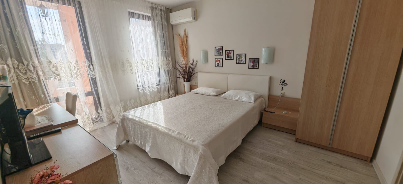 Apartmán se dvěma ložnicemi, výhledem na bazény a částečným výhledem na moře, 200 metrů od pláže ve Sveti Vlas