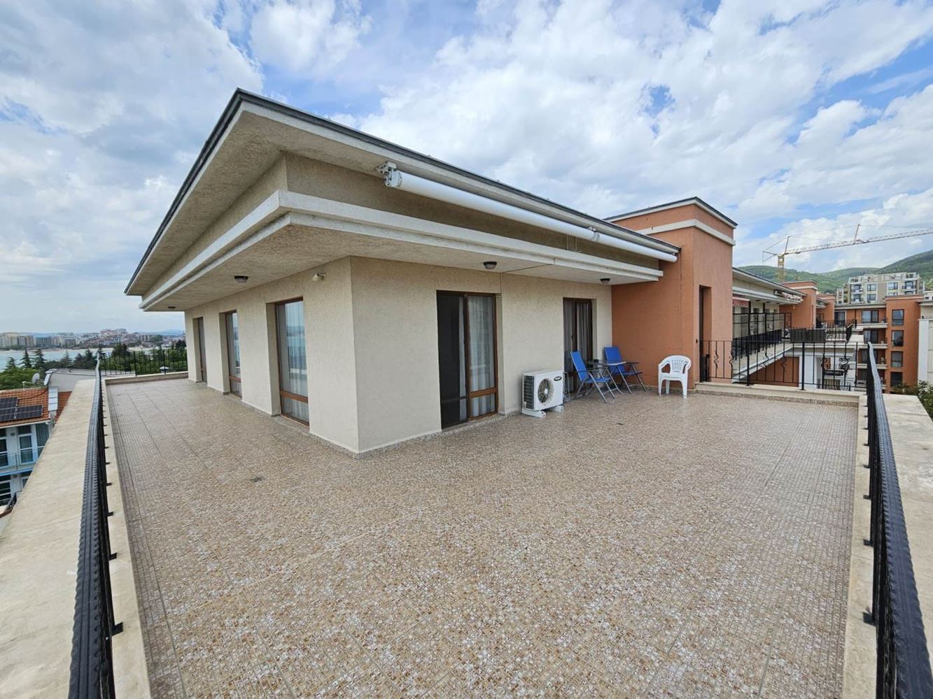 Sveti Vlas – apartmán se třemi ložnicemi s přímým panoramatickým výhledem na moře v komplexu na první linii