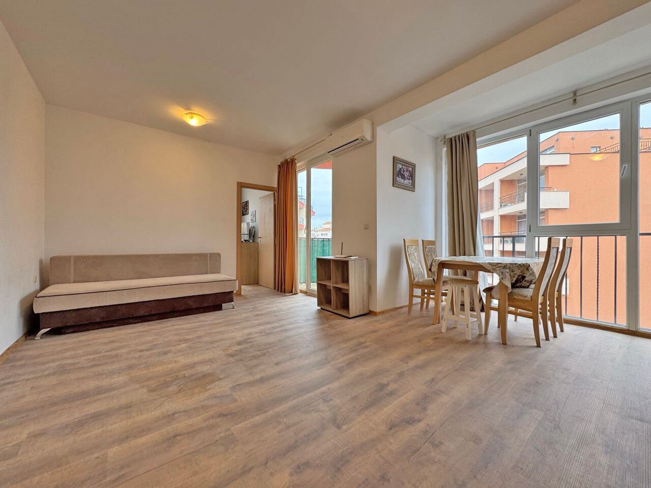 Byt s jednou ložnicí s výhledem na bazén v prestižním komplexu v Slunečném pobřeží