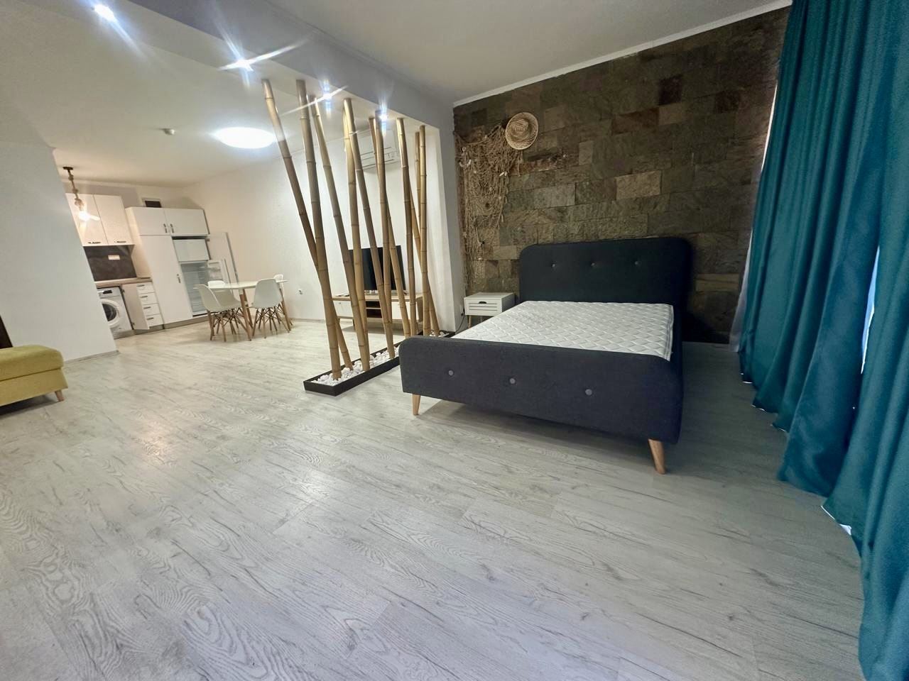 Prostorné studio v přízemí s terasou a možností přeměny na byt s jednou ložnicí – pouze 300 m od moře