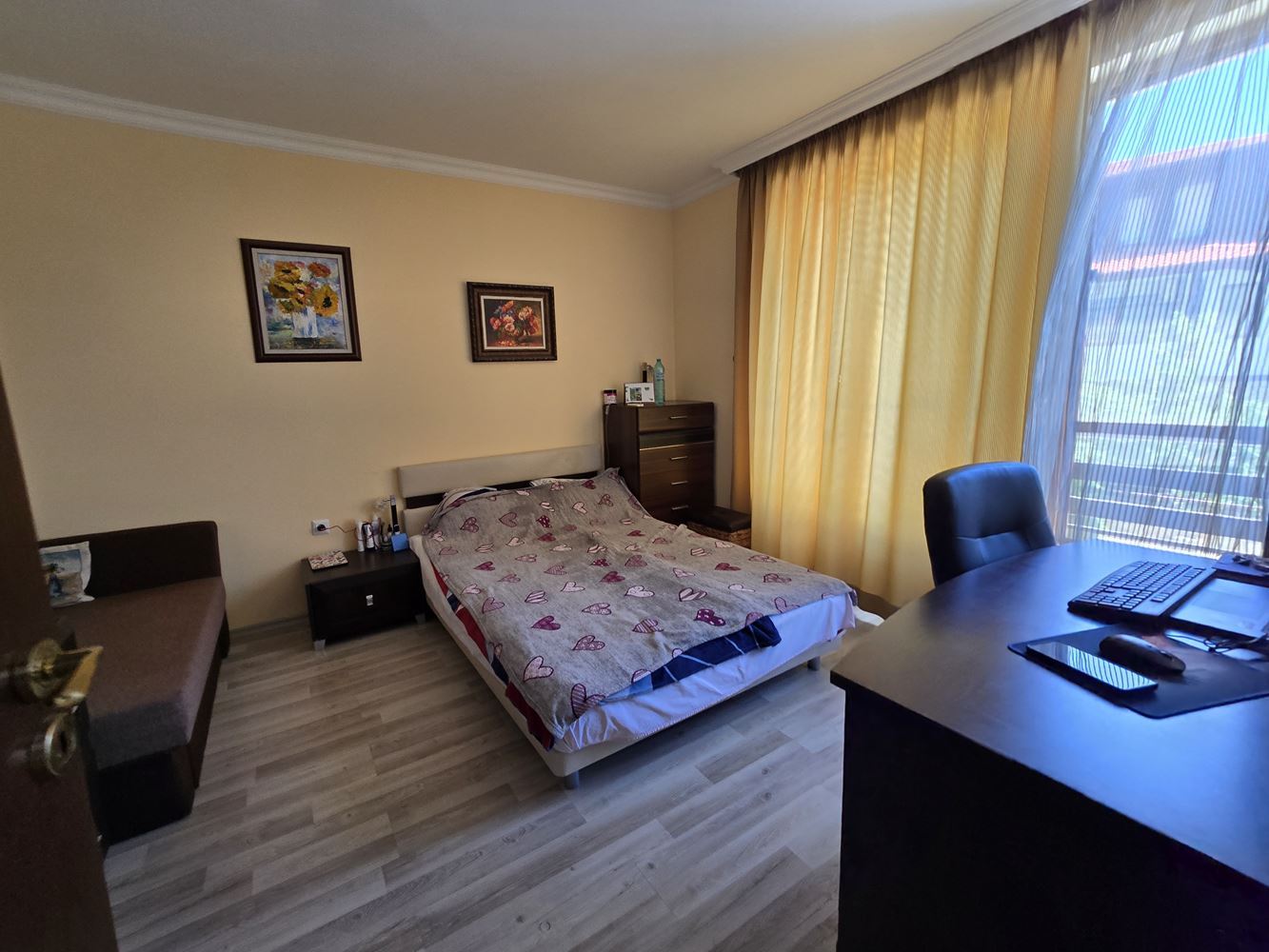 Apartmán s jednou ložnicí ve Sveti Vlas s přímým přístupem k bazénu – klidné místo pro bydlení a odpočinek