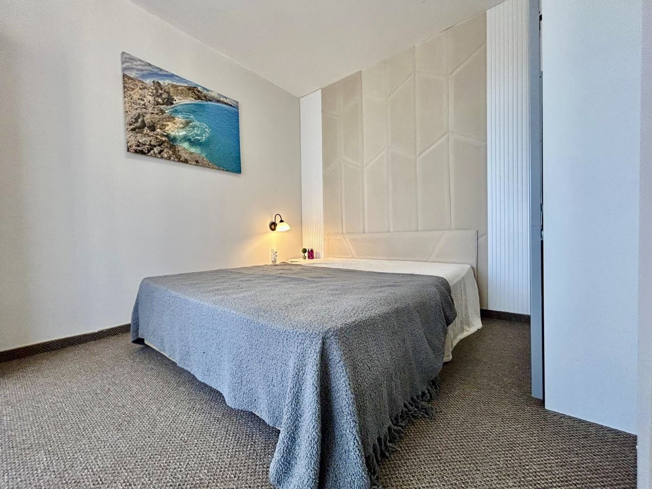 Apartmán s jednou ložnicí a dvěma prostornými terasami ve Slunečném pobřeží – plně zařízený a připravený k užívání