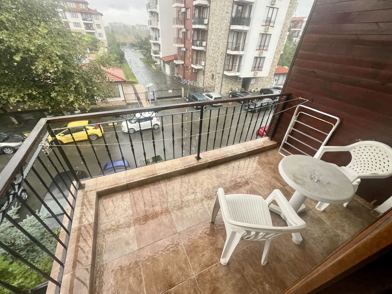 Prostorný třípokojový byt s výhledem na bazén v prestižním komplexu v Nesebaru