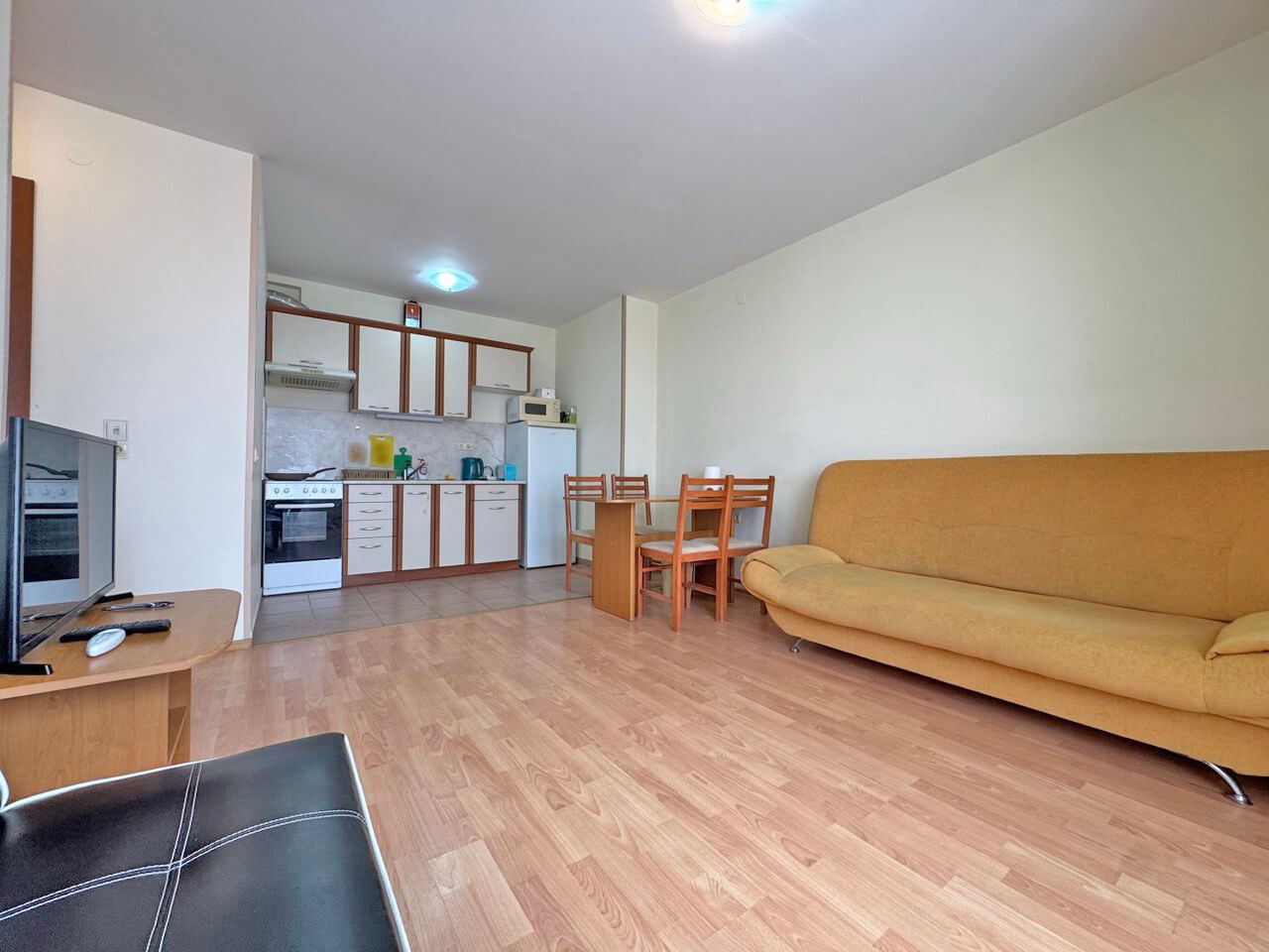 Prostorný byt s jednou ložnicí s výhledem na bazén v Slunečném Břehu