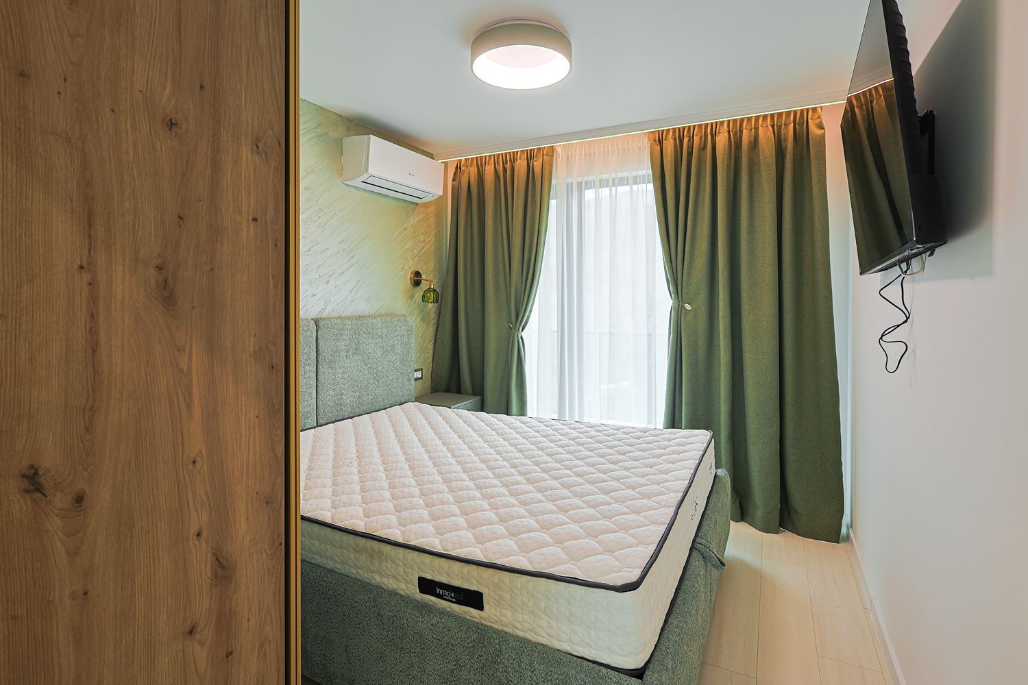Apartmán se dvěma ložnicemi a panoramatickým výhledem na moře v klidném zeleném komplexu ve Slunečném pobřeží