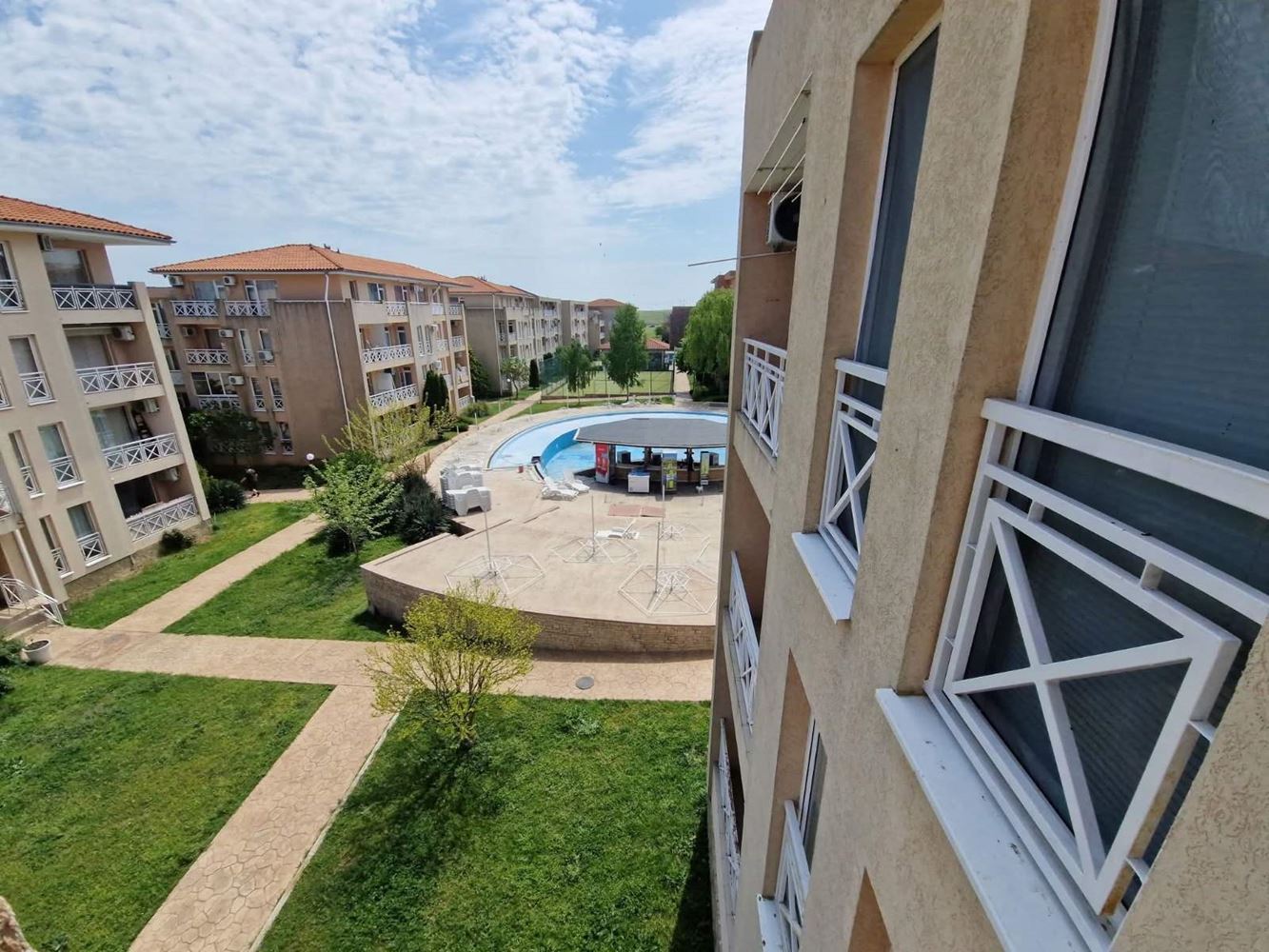 Apartmán s jednou ložnicí s výhledem na bazén v perfektně udržovaném komplexu – ideální pro dovolenou i investici