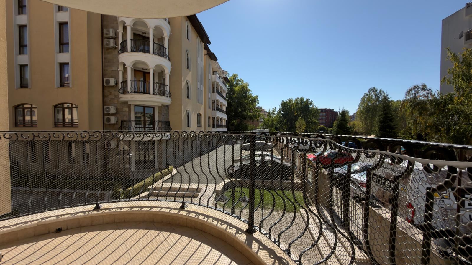 Prostorný apartmán se dvěma ložnicemi v luxusním komplexu v Slunečném pobřeží