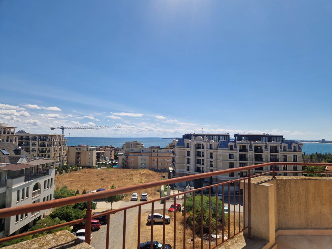 Panoramatické studio s výhledem na moře a hory ve městě Sveti Vlas – luxusní komplex s bazénem, wellness centrem a parkovištěm