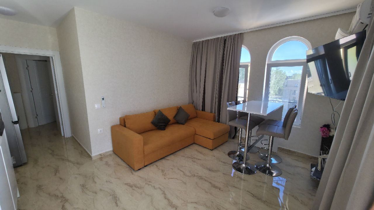 Apartmán se dvěma ložnicemi a velkou panoramatickou terasou ve stylovém komplexu v Sunny Beach