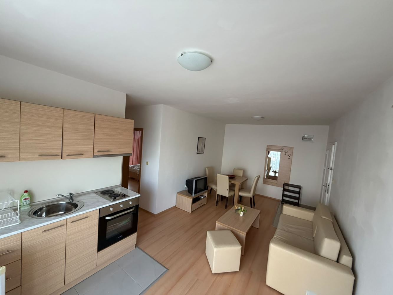 Prostorný apartmán se dvěma ložnicemi s výhledem na moře a hory v krásném uzavřeném komplexu u moře