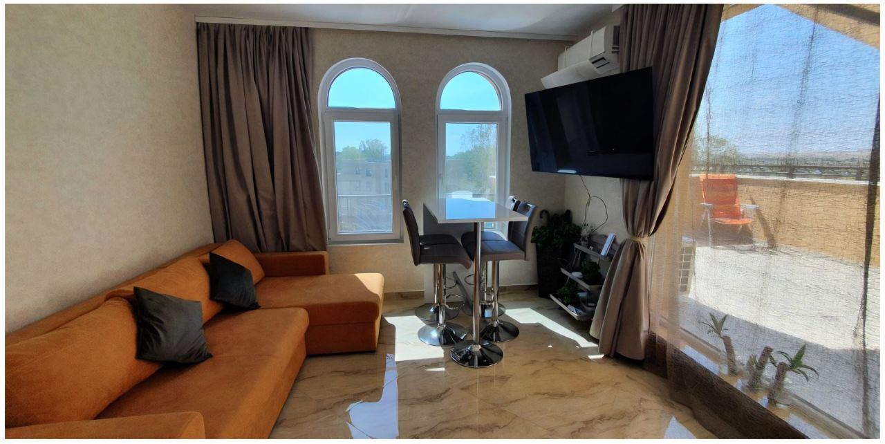 Apartmán se dvěma ložnicemi a velkou panoramatickou terasou ve stylovém komplexu v Sunny Beach