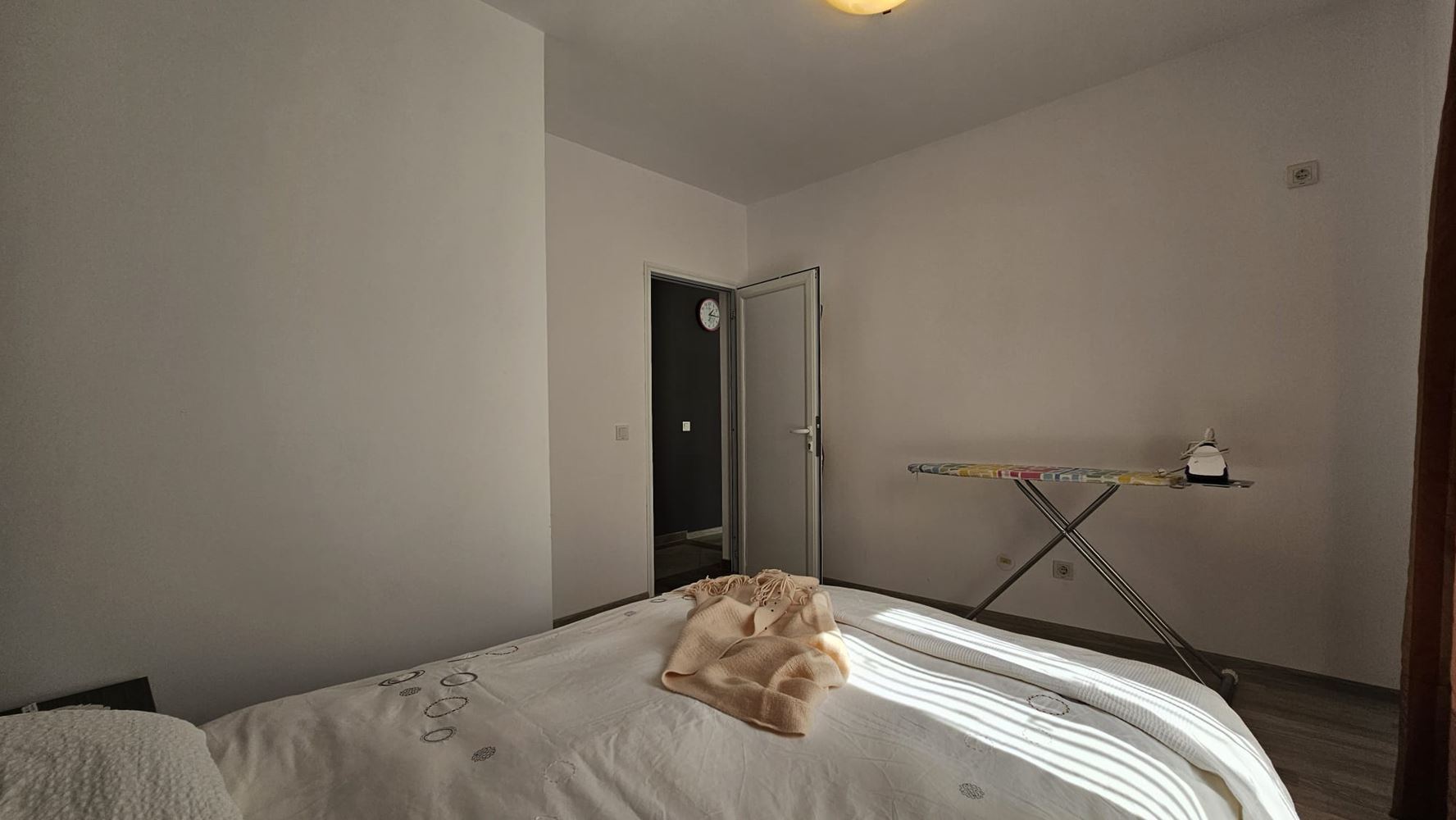 Výborný apartmán s jednou ložnicí s nízkým poplatkem za údržbu na Slunečném pobřeží – připraven k nastěhování