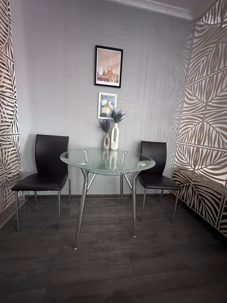 Dvouložnicový apartmán s částečným výhledem na moře v Sveti Vlas – zařízený, po rekonstrukci, v luxusním uzavřeném komplexu